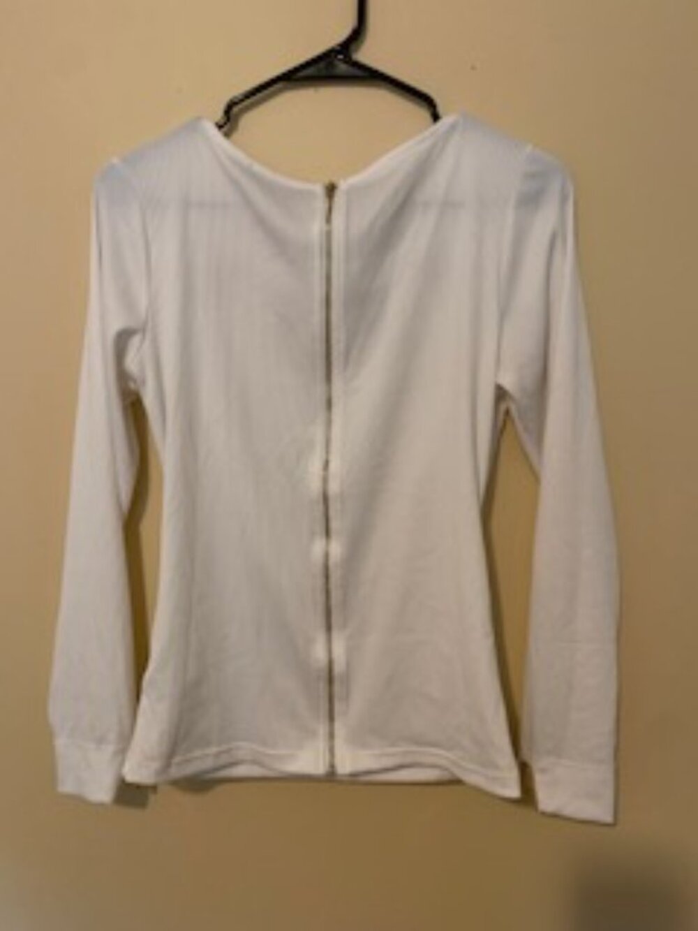 Pastel white top with gold/metal embellishing on top and arms. Size L - Picture 5 of 5